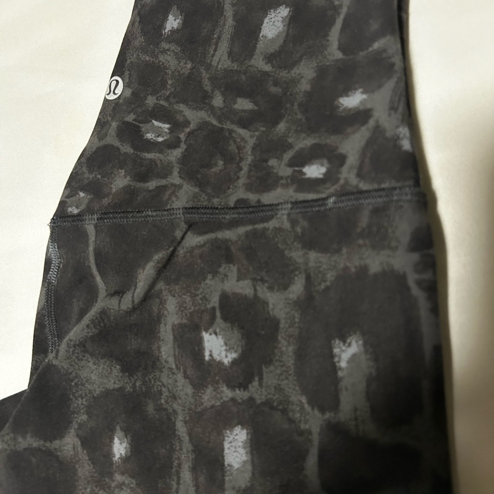Lulu align “blk leopard” crop